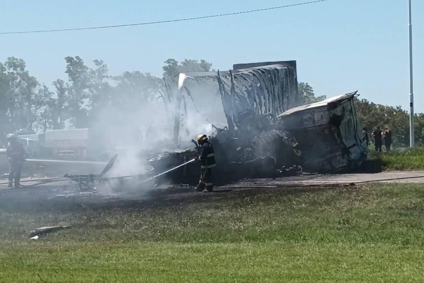 Choque e incendio de dos camiones en el cruce de la Ruta 34 con la 39