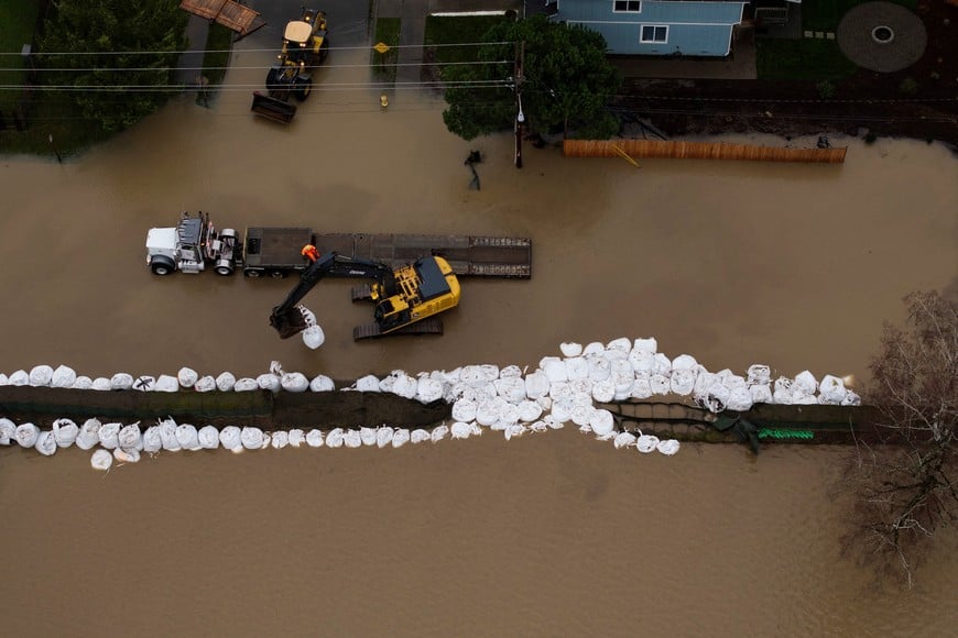 A drone view of crew working following the failure of a temporary flood barrier along the White River, after multiple atmospheric rivers brought rain and flooding to the Pacific Northwest, in Pacific, Washington, U.S., December 16, 2025.  REUTERS/David Ryder