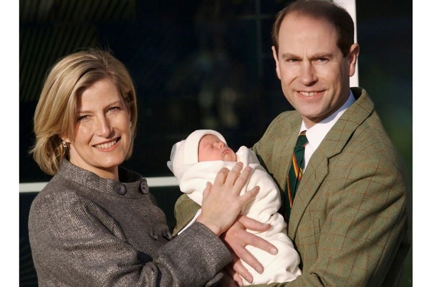 La duquesa y duque de Edimburgo, con James bebé.