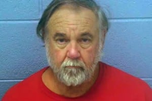 Joe Campbell fue arrestado y enfrenta cargos por abuso sexual infantil.