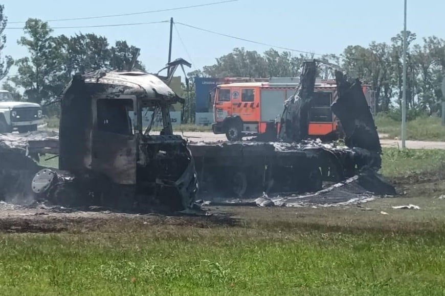 Choque e incendio de dos camiones en el cruce de la Ruta 34 con la 39
