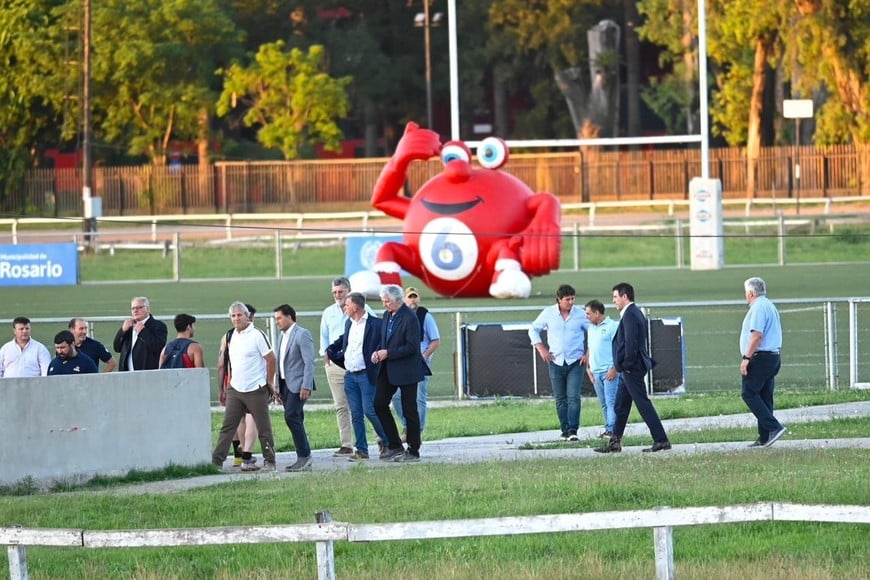 Autoridades acompañaron el lanzamiento de la camiseta de Capibaras XV.