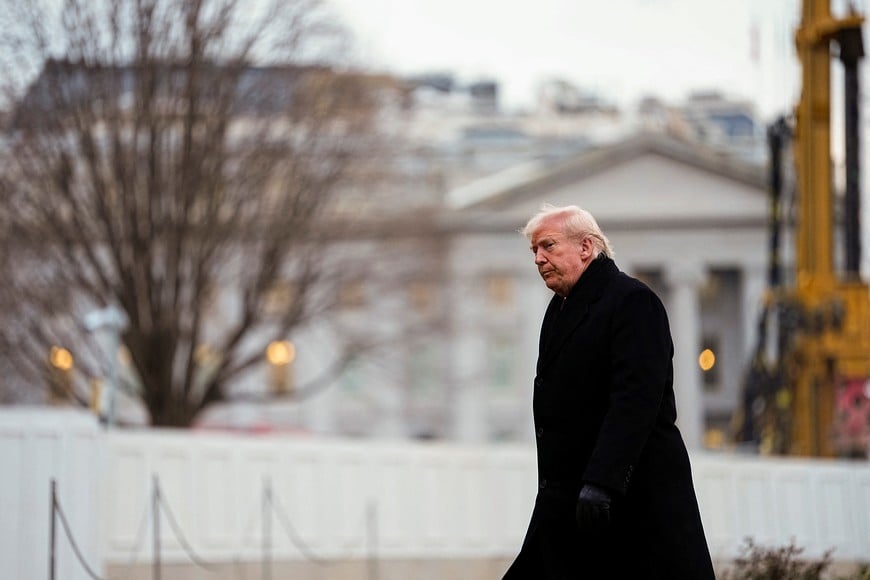 U.S. President Donald Trump walks as he returns to the White House from Dover Air Force Base, in Washington, D.C., December 17, 2025. REUTERS/Aaron Schwartz