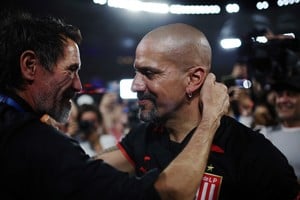 Soccer Football - Argentine Primera Division - Torneo Clausura - Racing Club v Estudiantes de La Plata - Estadio Unico Madre de Ciudades, Santiago del Estero, Argentina - December 14, 2025
Estudiantes de La Plata coach Eduardo Dominguez celebrates with club president Juan Sebastian Veron after winning the Argentine Primera Division REUTERS/Agustin Marcarian