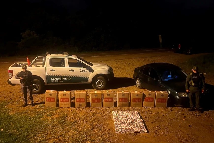 Llevaban 5 mil paquetes de cigarrillos y un arma.