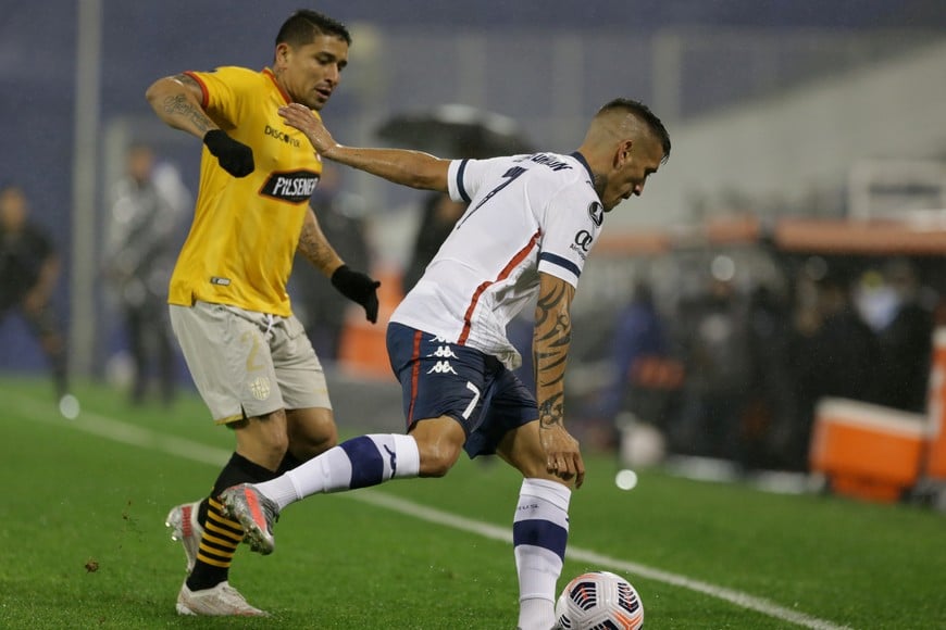 Soccer Football - Copa Libertadores - Round of 16 - First leg - Velez Sarsfield v Barcelona - Estadio Jose Amalfitani, Buenos Aires, Argentina - July 14, 2021 Velez Sarsfield's Ricardo Centurion in action with Barcelona's Mario Pineida Pool via REUTERS/Daniel Jayo