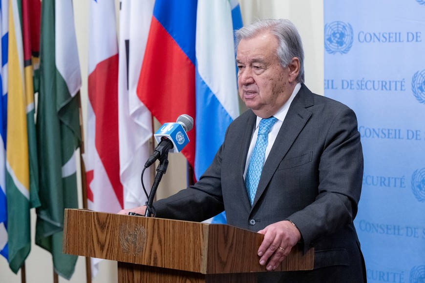 (251217) -- NACIONES UNIDAS, 17 diciembre, 2025 (Xinhua) -- El secretario general de la ONU, António Guterres, habla en un encuentro con la prensa en la sede de la ONU, en Nueva York, el 17 de diciembre de 2025. Guterres condenó el miércoles la continua detención arbitraria de personal de la ONU por parte de los hutíes en Yemen. (Xinhua/Eskinder Debebe/ONU) (ah) (ra) (vf)
