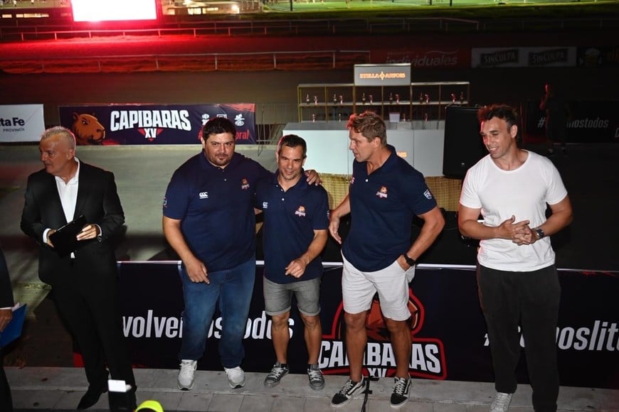 Galatro acompañado por Maximiliano Bustos y Nicolás Vergallo, sus asistentes.