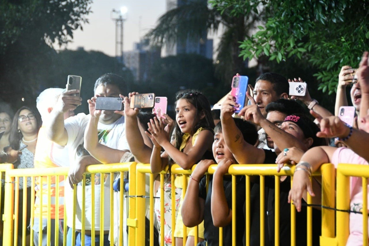 Chicos y grandes disfrutando de la noche, un evento para toda la familia.