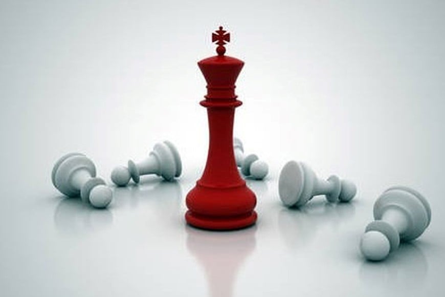 Según la percepción de la filosofía clásica y algunas evidencias contemporáneas, el poder en realidad "revela" más que "transforma", exponiendo la "verdad moral" presente en el individuo. Se trata de una invisibilidad inicial que desvela la verdadera inclinación de la persona, mostrando que no crea nuevos vicios en ella, sino que expresa los ya existentes.