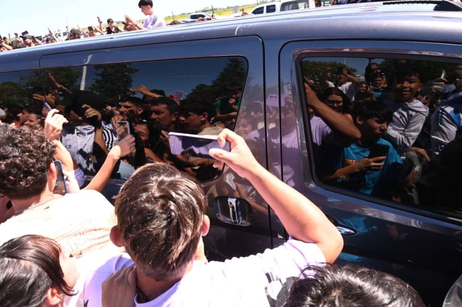 Furor por la llegada de Messi a Sauce Viejo.