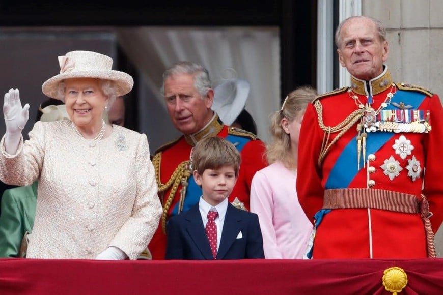 James era el nieto menor de la reina Isabel II y el príncipe Felipe, duque de Edimburgo, y mantenía una estrecha relación con sus abuelos. En la foto, James con Sus Majestades en la Cabalgata de la Reina, junio de 2015.