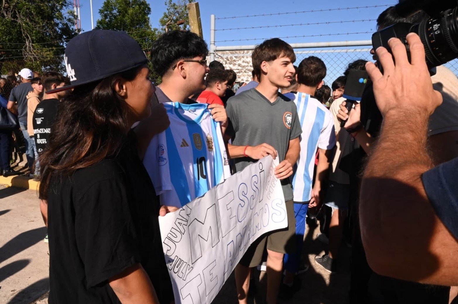 Niños y adultos esperan la llegada de Messi en Sauce Viejo.