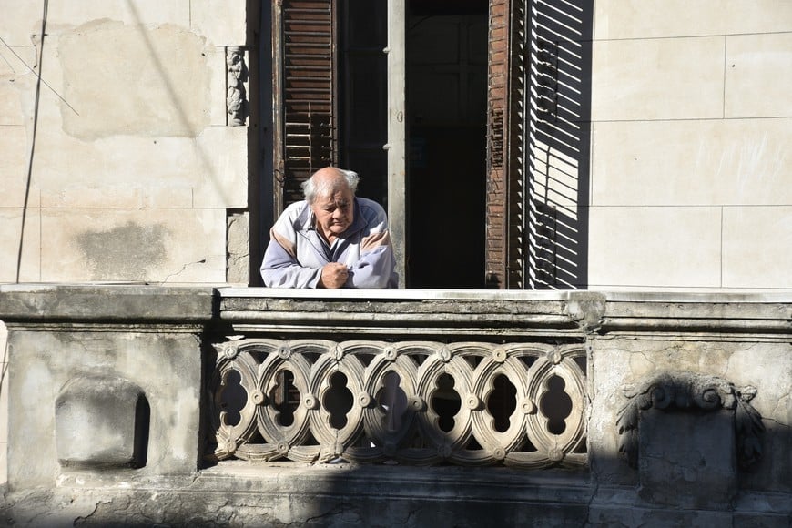 Como dato distintivo, el informe revela que la ciudad tiene hoy más hogares que nunca, pero con menos personas viviendo en ellos: más de uno de cada cuatro hogares es unipersonal, una proporción que refleja cambios profundos en las formas de convivencia, el envejecimiento poblacional y nuevos modos de habitar la ciudad, especialmente en los distritos Centro y Este. Flavio Raina.