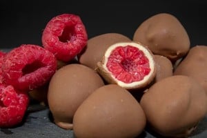 Frambuesas bañadas con chocolate, el supuesto regalo de una aplicación de mensajería a domicilio.
