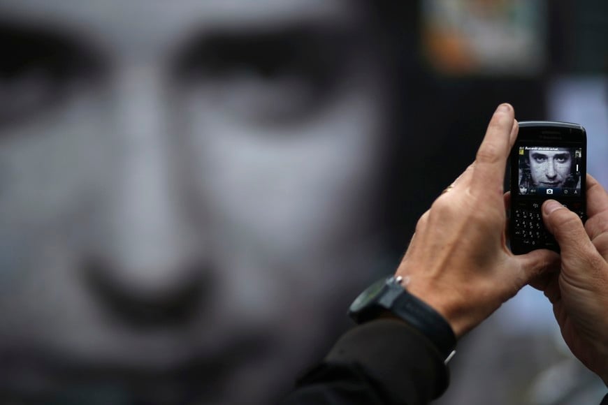 fallecio murio musico cantante argentino gustavo cerati 

A fan takes a picture of an image of Argentine musician Gustavo Cerati placed in front of the clinic where Cerati died today at the age of 55 in Buenos Aires September 4, 2014. Cerati was a flamboyant showman who brought stadium rock to Latin America with his band Soda Stereo. Grammy-winning Cerati had been in a coma since suffering a stroke in May 2010, after a show in Venezuela.    REUTERS/Marcos Brindicci (ARGENTINA - Tags: ENTERTAINMENT SOCIETY OBITUARY) buenos aires  fallecimiento muerte del cantante argentino luego de cuatro años en coma murio lider soda stereo cartel afiche del musico en el lugar donde estaba internado