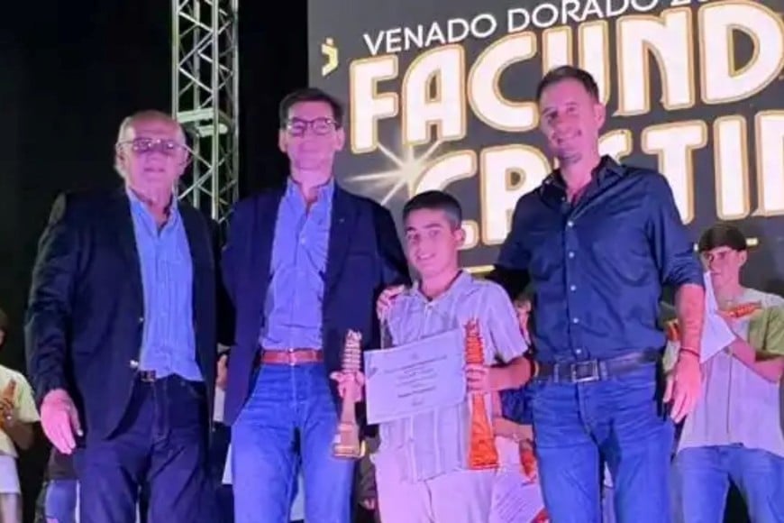 El joven tenista recibió el premio en manos del presidente del círculo, Luis Antonelli; Daniel Di Lena, vicepresidente de Lotería de Santa Fe; y Juan Ignacio Pellegrini en representación del Municipio. Foto: Jazmín Ferreyra.