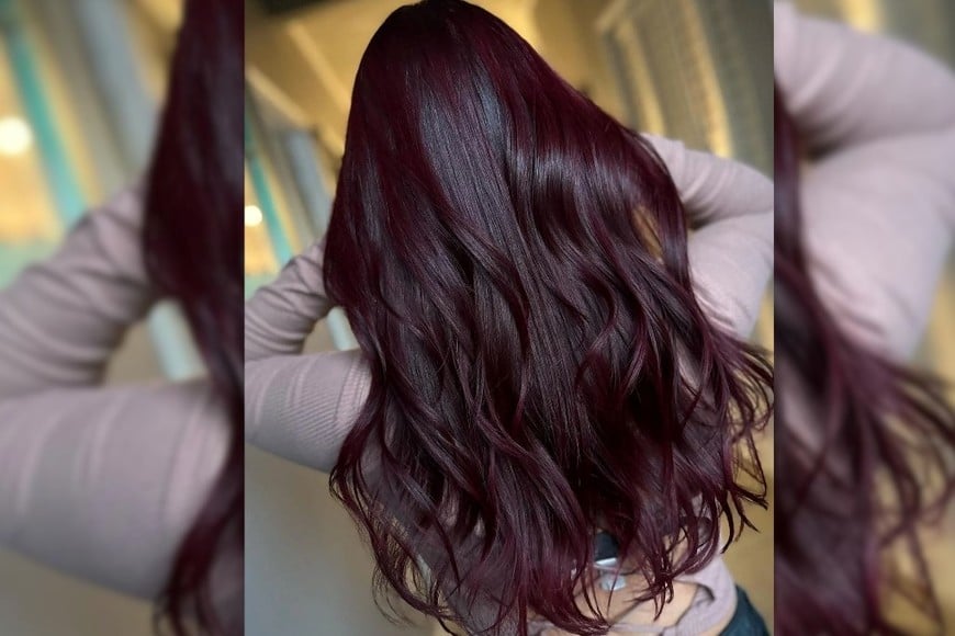 El acabado profundo realza la textura y el brillo del cabello.