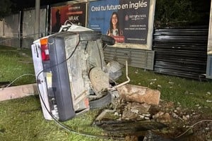 El auto quedó volcado tras impactar con un poste en barrio Los Boulevares.