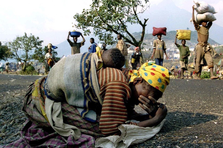 A Rwandan woman collapses with her baby on her back alongside the road connecting Kibumba refugee camp and Goma in this July 28, 1994 file photo. April 7, 2014 marks the 20th anniversary of the Rwanda genocide which killed 800,000 people. The three-month killing spree in 1994 by Hutu extremists targeted ethnic Tutsis, but moderate Hutus were also caught in the wave of violence that followed the fatal downing of a plane carrying Rwandan President Juvenal Habyarimana.  REUTERS/Ulli Michel/Files (RWANDA - Tags: CIVIL UNREST ANNIVERSARY POLITICS) ruanda  20 aniversario del genocidio de ruanda genocidio de ruanda
