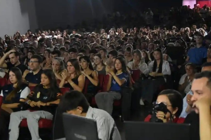 El Centro Cultural Municipal quedó chico debido a la gran convocatoria.