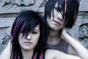 En los 2000, el movimiento emo tuvo fuerte presencia cultural en el ámbito urbano y juvenil.