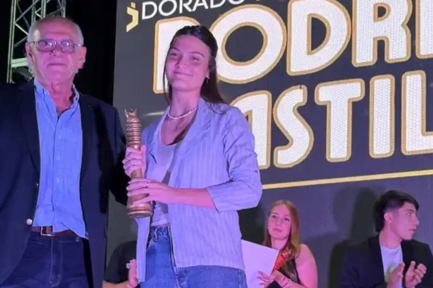 Rodrigo Castillo no pudo estar en la entrega, con lo cual su hermana recibió el premio en manos del presidente del círculo, Luis Antonelli. Foto: Jazmín Ferreyra.