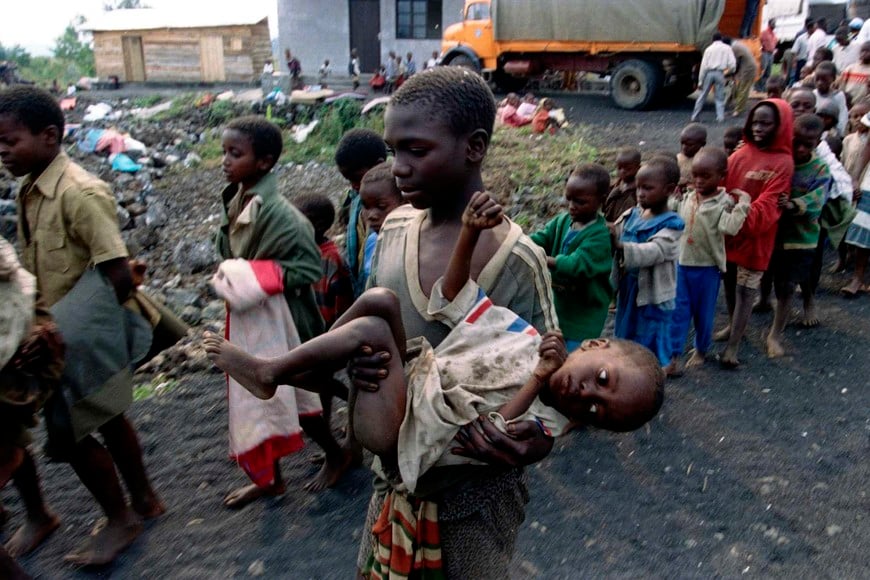 A young child, too weak to walk, one of some 150 Rwandan children picked up off the street by the Red Cross, is carried by another child after arriving at an orphanage near Goma in this July 19, 1194 file photo. April 7, 2014 marks the 20th anniversary of the Rwanda genocide which killed 800,000 people. The three-month killing spree in 1994 by Hutu extremists targeted ethnic Tutsis, but moderate Hutus were also caught in the wave of violence that followed the fatal downing of a plane carrying Rwandan President Juvenal Habyarimana. REUTERS/Corinne Dufka/Files (RWANDA - Tags: CIVIL UNREST ANNIVERSARY POLITICS) ruanda  20 aniversario del genocidio de ruanda genocidio de ruanda