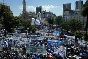 Vista desde un drone de la manifestación de la CGT en Plaza de Mayo contra la reforma laboral. Foto:  REUTERS / Tomas Cuesta.