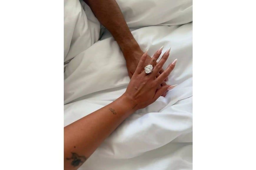 La joya, con una piedra central de corte ovalado estimada en hasta 37 quilates y un valor aproximado de 5 millones de dólares.