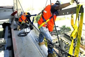 Desde 2010, los siniestros laborales anuales descendieron de manera sostenida, pasando de unos 60 a 33 por cada mil trabajadores cubiertos. Los fallecimientos también se redujeron a menos de la mitad.