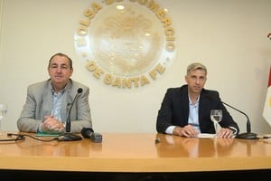 Poletti y Durando encabezaron la presentación del informe en la sede de la Bolsa de Comercio de Santa Fe.