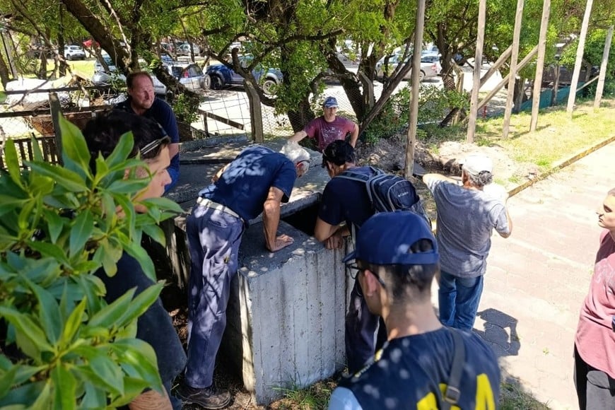 Personal especializado tomó muestras de los vuelcos realizados a la red sanitaria.