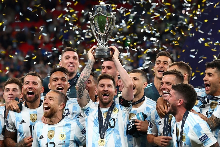 Soccer Football - Finalissima - Italy v Argentina - Wembley Stadium, London, Britain - June 1, 2022
Argentina's Lionel Messi celebrates with the trophy and teammates after winning the Finalissima REUTERS/David Klein