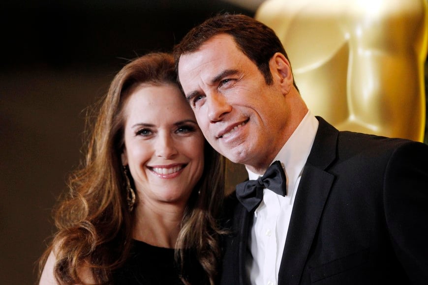 Actress Kelly Preston (L) and actor John Travolta (R) pose at the Academy of Motion Picture Arts and Sciences' 2011 Governors Awards in Hollywood, California November 12, 2011.  REUTERS/Danny Moloshok (UNITED STATES - Tags: ENTERTAINMENT) eeuu Kelly Preston John Travolta Premios de los Gobernadores actor actriz pareja matrimonio entrega de premios
