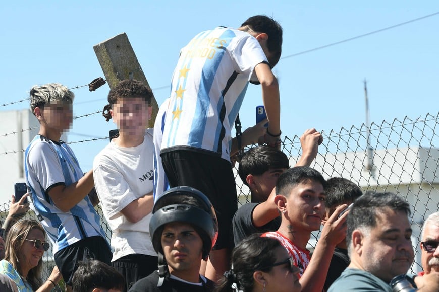 Subidos al alambrado para ver al ídolo. Foto: Flavio Raina
