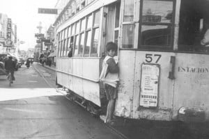 Santa Fe y sus tranvías. Coche Catita en las calles céntricas de la ciudad a fines de los años 50. Los fabricaba la Compañía Argentina de Talleres Industriales, Transportes y Anexos, de allí su nombre.
