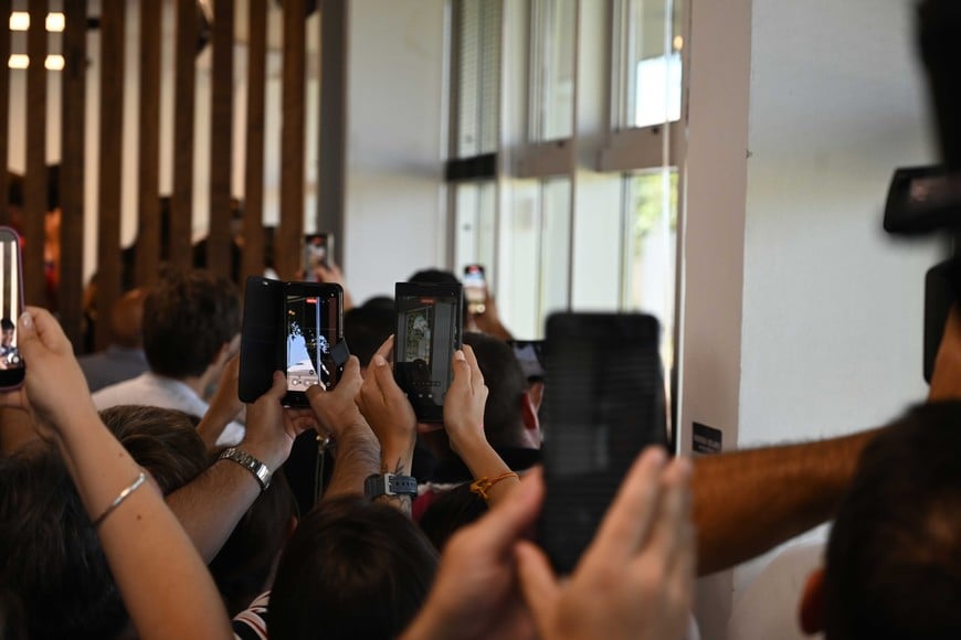 Messi revolucionó el aeropuerto santafesino. Foto: Flavio Raina