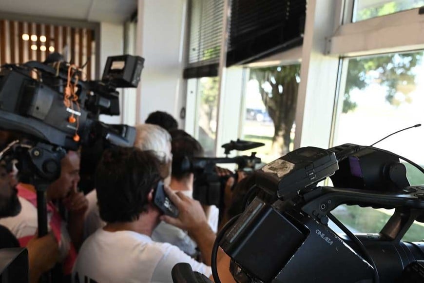 Cámaras de canales nacionales y locales se agolparon para captar al ídolo. Foto: Flavio Raina.