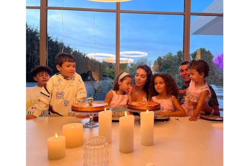 Georgina y Cristiano junto a sus cinco hijos