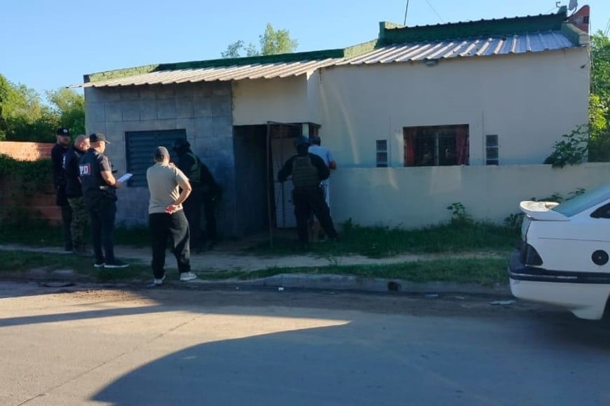 La policía fue acompañada por inspectores de la Municipalidad. Foto: El  Litoral