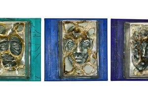 “Encuadres”, 2025. Técnica mixta: plexiglás, lápiz fundido, plástico, óleos, acrílico y materiales transformados; 165 x 135 cm. Foto: Gentileza de la artista