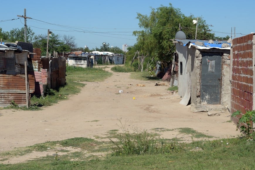 Viviendas de material, varias, se observan en el asentamiento. Guillermo Di Salvatore.