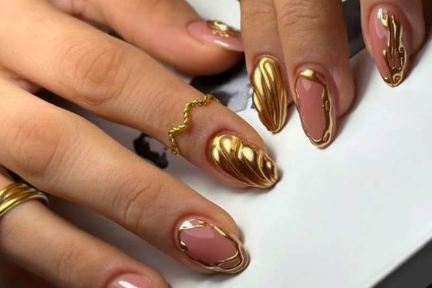 El dorado en las uñas suma brillo y sofisticación a cualquier outfit navideño.