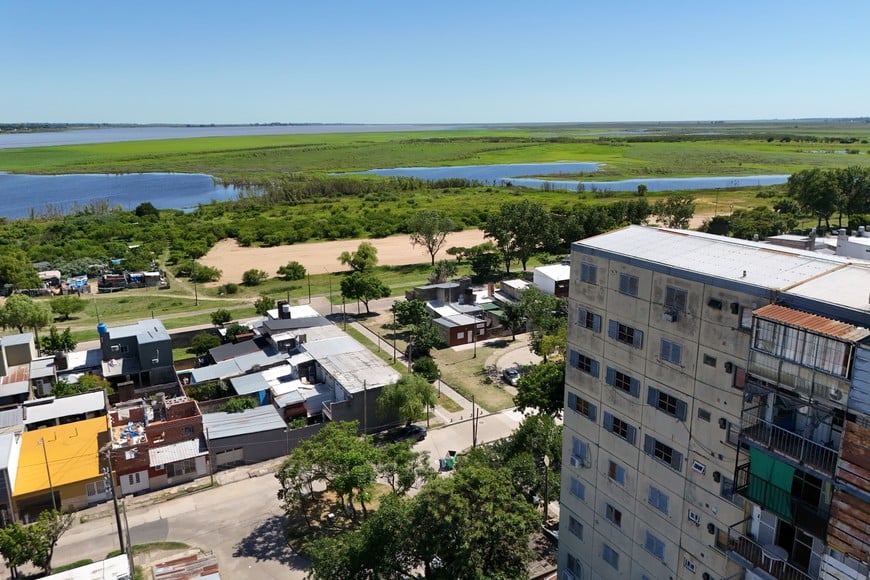 Otra vista de la playa y el asentamiento, desde la zona de las torres del complejo habitacional. Fernando Nicola.