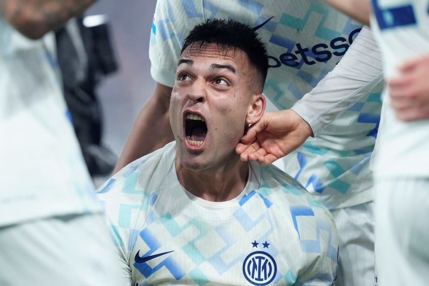 Soccer Football - Serie A - Genoa v Inter Milan - Stadio Comunale Luigi Ferraris, Genoa, Italy - December 14, 2025
Inter Milan's Lautaro Martinez celebrates scoring their second goal with teammates REUTERS/Matteo Ciambelli