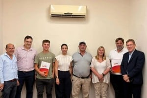 El acto se desarrolló en la Dirección de Deportes de la ciudad de Santa Fe, en el marco del Programa provincial “Alentar”.