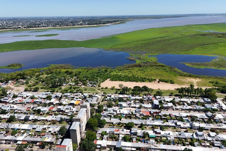El viejo FoNaVi, la playa y el asentamiento. Fernando Nicola.