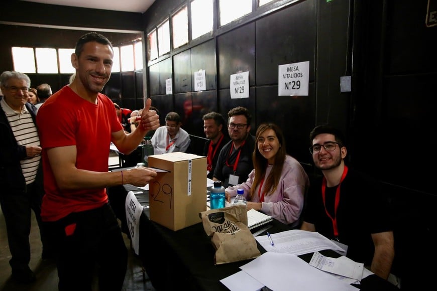 Maxi Rodríguez votando en las elecciones de Newell's.