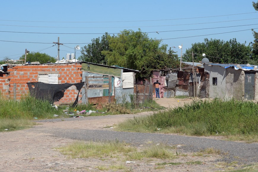 Por acá se accede al asentamiento de Los Alisos. Guillermo Di Salvatore.